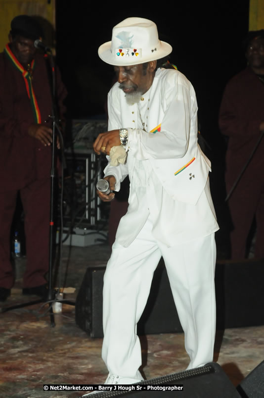 Bunny Wailer & King Yellowman at Bourbon Beach - Monday, February 25, 2008 - Bourbin Beach Restaurant, Bar, Oceanfront Accommodatioins, Live Reggae Music & Disco, Norman Manley Boulevard, Negril, Westmoreland, Jamaica W.I. - Photographs by Net2Market.com - Barry J. Hough Sr, Photographer - Negril Travel Guide, Negril Jamaica WI - http://www.negriltravelguide.com - info@negriltravelguide.com...!