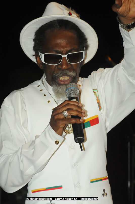 Bunny Wailer & King Yellowman at Bourbon Beach - Monday, February 25, 2008 - Bourbin Beach Restaurant, Bar, Oceanfront Accommodatioins, Live Reggae Music & Disco, Norman Manley Boulevard, Negril, Westmoreland, Jamaica W.I. - Photographs by Net2Market.com - Barry J. Hough Sr, Photographer - Negril Travel Guide, Negril Jamaica WI - http://www.negriltravelguide.com - info@negriltravelguide.com...!