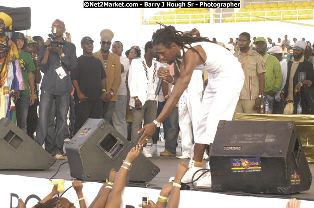 Jah Cure - Cure Fest 2007 - Longing For Concert at Trelawny Multi Purpose Stadium, Trelawny, Jamaica - Sunday, October 14, 2007 - Cure Fest 2007 October 12th-14th, 2007 Presented by Danger Promotions, Iyah Cure Promotions, and Brass Gate Promotions - Alison Young, Publicist - Photographs by Net2Market.com - Barry J. Hough Sr, Photographer - Negril Travel Guide, Negril Jamaica WI - http://www.negriltravelguide.com - info@negriltravelguide.com...!