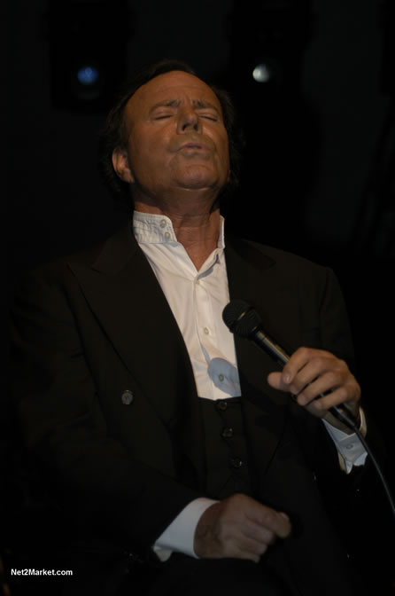 Julio Iglesias - Air Jamaica Jazz & Blues 2005 - The Art Of Music - Cinnamon Hill Golf Course, Rose Hall, Montego Bay - Negril Travel Guide, Negril Jamaica WI - http://www.negriltravelguide.com - info@negriltravelguide.com...!