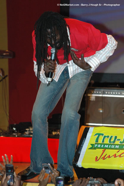 Buju Banton @ Tru-Juice Rebel Salute 2007 - Saturday, January 13, 2007, Port Kaiser Sports Club, St. Elizabeth - Negril Travel Guide, Negril Jamaica WI - http://www.negriltravelguide.com - info@negriltravelguide.com...!