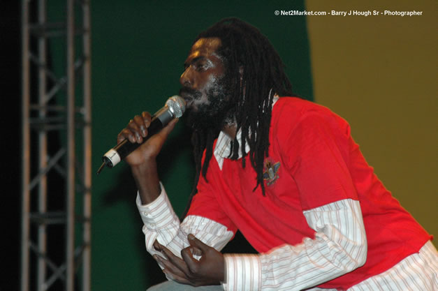 Buju Banton @ Tru-Juice Rebel Salute 2007 - Saturday, January 13, 2007, Port Kaiser Sports Club, St. Elizabeth - Negril Travel Guide, Negril Jamaica WI - http://www.negriltravelguide.com - info@negriltravelguide.com...!