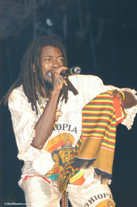 IWayne - Red Stripe Reggae Sumfest 2005 - Dancehall Night - July 21th, 2005 - Negril Travel Guide, Negril Jamaica WI - http://www.negriltravelguide.com - info@negriltravelguide.com...!