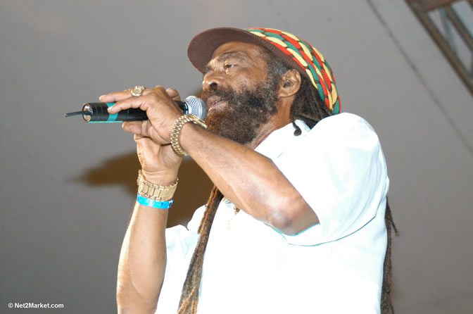 John Holt - Red Stripe Reggae Sumfest 2005 - Rockers Night - July 20th, 2005 - Negril Travel Guide, Negril Jamaica WI - http://www.negriltravelguide.com - info@negriltravelguide.com...!