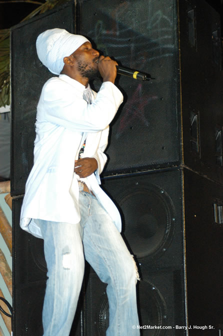 Sizzla - Red Stripe Reggae Sumfest 2005 - Dancehall Night - July 21th, 2005 - Negril Travel Guide, Negril Jamaica WI - http://www.negriltravelguide.com - info@negriltravelguide.com...!