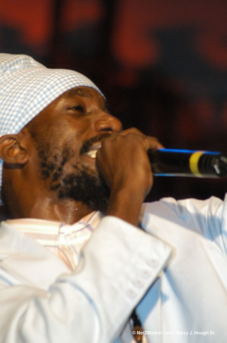 Sizzla - Red Stripe Reggae Sumfest 2005 - Dancehall Night - July 21th, 2005 - Negril Travel Guide, Negril Jamaica WI - http://www.negriltravelguide.com - info@negriltravelguide.com...!