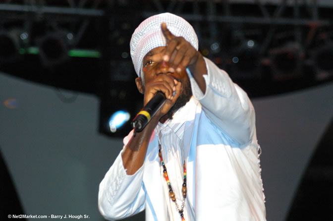 Sizzla - Red Stripe Reggae Sumfest 2005 - Dancehall Night - July 21th, 2005 - Negril Travel Guide, Negril Jamaica WI - http://www.negriltravelguide.com - info@negriltravelguide.com...!