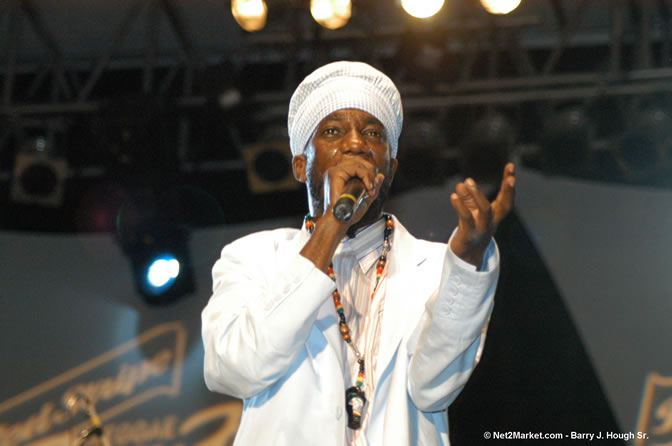 Sizzla - Red Stripe Reggae Sumfest 2005 - Dancehall Night - July 21th, 2005 - Negril Travel Guide, Negril Jamaica WI - http://www.negriltravelguide.com - info@negriltravelguide.com...!