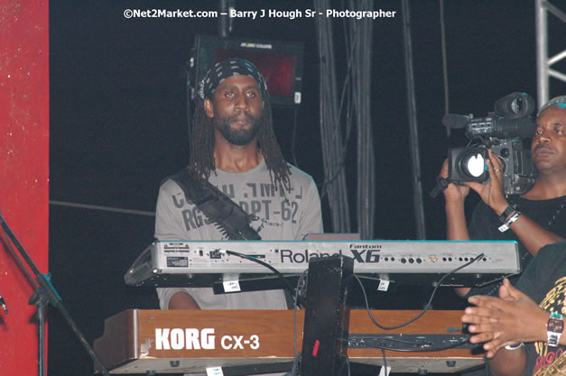 Dwayne Stephenson - Red Stripe Reggae Sumfest 2007 - Zenith - Saturday, July 21, 2007 - Catherine Hall, Montego Bay, St James, Jamaica W.I. - Negril Travel Guide, Negril Jamaica WI - http://www.negriltravelguide.com - info@negriltravelguide.com...!