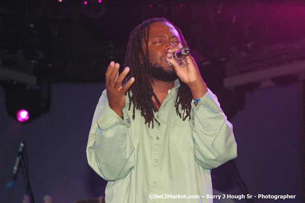 Dwayne Stephenson - Red Stripe Reggae Sumfest 2007 - Zenith - Saturday, July 21, 2007 - Catherine Hall, Montego Bay, St James, Jamaica W.I. - Negril Travel Guide, Negril Jamaica WI - http://www.negriltravelguide.com - info@negriltravelguide.com...!