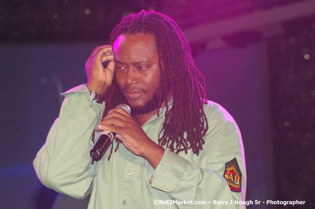 Dwayne Stephenson - Red Stripe Reggae Sumfest 2007 - Zenith - Saturday, July 21, 2007 - Catherine Hall, Montego Bay, St James, Jamaica W.I. - Negril Travel Guide, Negril Jamaica WI - http://www.negriltravelguide.com - info@negriltravelguide.com...!