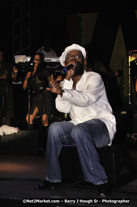 Beres Hammond @ Red Stripe Reggae Sumfest 2008 International Night 2, Catherine Hall, Montego Bay - Saturday, July 19, 2008 - Reggae Sumfest 2008 July 13 - July 19, 2008 - Photographs by Net2Market.com - Barry J. Hough Sr. Photojournalist/Photograper - Photographs taken with a Nikon D300 - Negril Travel Guide, Negril Jamaica WI - http://www.negriltravelguide.com - info@negriltravelguide.com...!