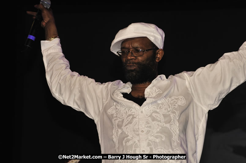 Beres Hammond @ Red Stripe Reggae Sumfest 2008 International Night 2, Catherine Hall, Montego Bay - Saturday, July 19, 2008 - Reggae Sumfest 2008 July 13 - July 19, 2008 - Photographs by Net2Market.com - Barry J. Hough Sr. Photojournalist/Photograper - Photographs taken with a Nikon D300 - Negril Travel Guide, Negril Jamaica WI - http://www.negriltravelguide.com - info@negriltravelguide.com...!