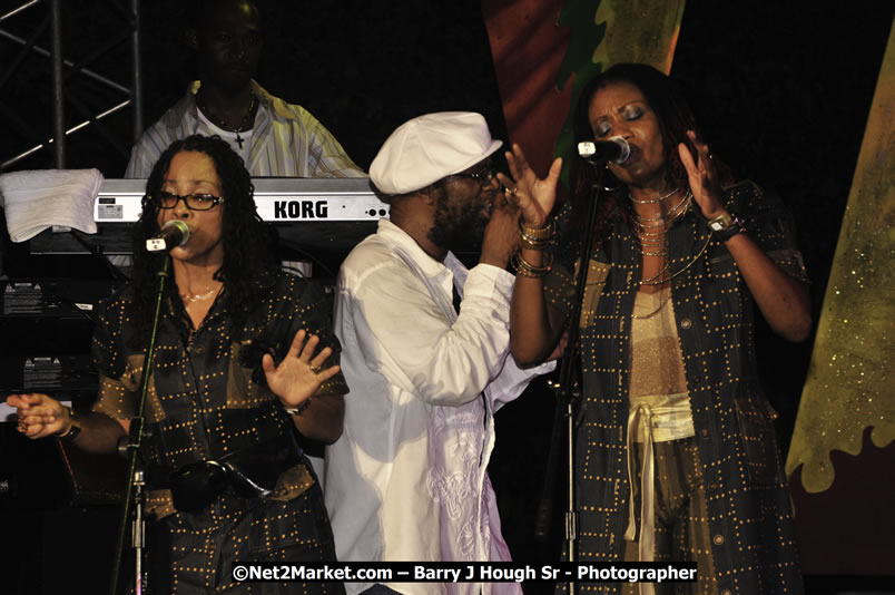 Beres Hammond @ Red Stripe Reggae Sumfest 2008 International Night 2, Catherine Hall, Montego Bay - Saturday, July 19, 2008 - Reggae Sumfest 2008 July 13 - July 19, 2008 - Photographs by Net2Market.com - Barry J. Hough Sr. Photojournalist/Photograper - Photographs taken with a Nikon D300 - Negril Travel Guide, Negril Jamaica WI - http://www.negriltravelguide.com - info@negriltravelguide.com...!