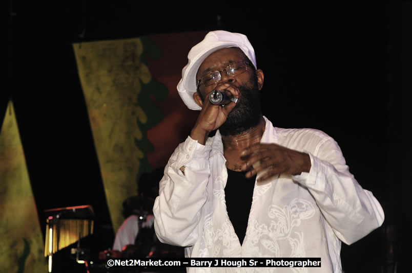 Beres Hammond @ Red Stripe Reggae Sumfest 2008 International Night 2, Catherine Hall, Montego Bay - Saturday, July 19, 2008 - Reggae Sumfest 2008 July 13 - July 19, 2008 - Photographs by Net2Market.com - Barry J. Hough Sr. Photojournalist/Photograper - Photographs taken with a Nikon D300 - Negril Travel Guide, Negril Jamaica WI - http://www.negriltravelguide.com - info@negriltravelguide.com...!