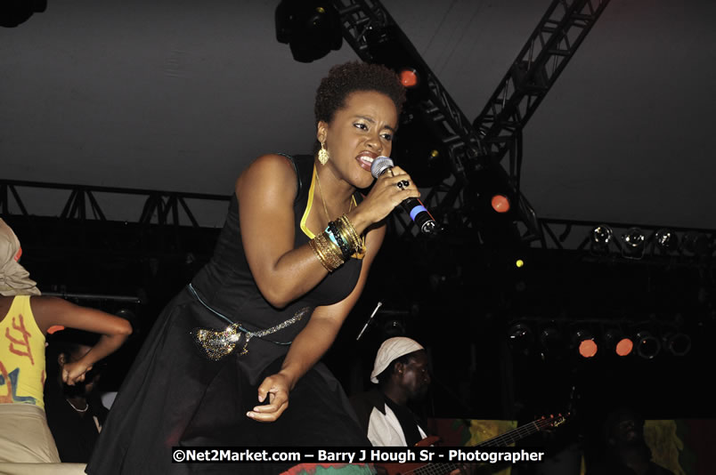 Etana @ Red Stripe Reggae Sumfest 2008 International Night 2, Catherine Hall, Montego Bay - Saturday, July 19, 2008 - Reggae Sumfest 2008 July 13 - July 19, 2008 - Photographs by Net2Market.com - Barry J. Hough Sr. Photojournalist/Photograper - Photographs taken with a Nikon D300 - Negril Travel Guide, Negril Jamaica WI - http://www.negriltravelguide.com - info@negriltravelguide.com...!