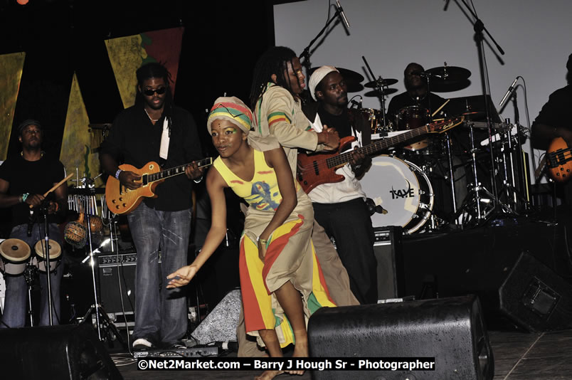 Etana @ Red Stripe Reggae Sumfest 2008 International Night 2, Catherine Hall, Montego Bay - Saturday, July 19, 2008 - Reggae Sumfest 2008 July 13 - July 19, 2008 - Photographs by Net2Market.com - Barry J. Hough Sr. Photojournalist/Photograper - Photographs taken with a Nikon D300 - Negril Travel Guide, Negril Jamaica WI - http://www.negriltravelguide.com - info@negriltravelguide.com...!