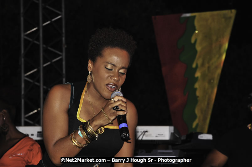 Etana @ Red Stripe Reggae Sumfest 2008 International Night 2, Catherine Hall, Montego Bay - Saturday, July 19, 2008 - Reggae Sumfest 2008 July 13 - July 19, 2008 - Photographs by Net2Market.com - Barry J. Hough Sr. Photojournalist/Photograper - Photographs taken with a Nikon D300 - Negril Travel Guide, Negril Jamaica WI - http://www.negriltravelguide.com - info@negriltravelguide.com...!