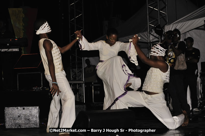 Etana @ Red Stripe Reggae Sumfest 2008 International Night 2, Catherine Hall, Montego Bay - Saturday, July 19, 2008 - Reggae Sumfest 2008 July 13 - July 19, 2008 - Photographs by Net2Market.com - Barry J. Hough Sr. Photojournalist/Photograper - Photographs taken with a Nikon D300 - Negril Travel Guide, Negril Jamaica WI - http://www.negriltravelguide.com - info@negriltravelguide.com...!