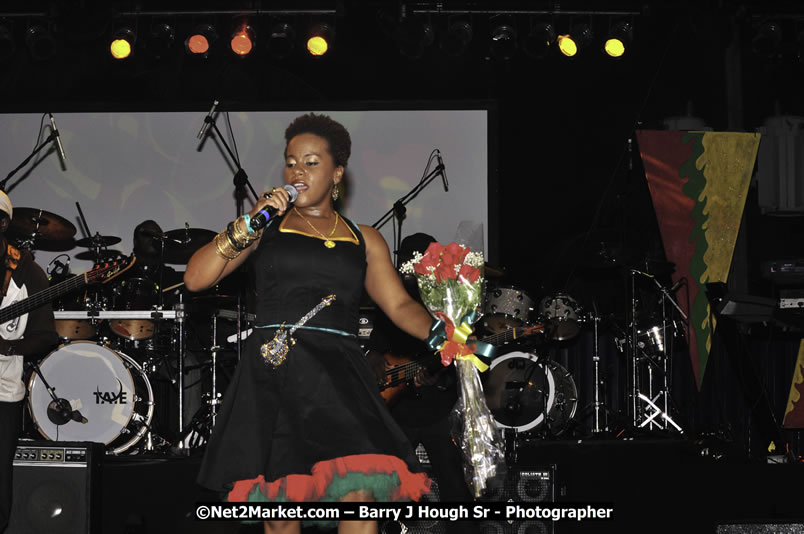 Etana @ Red Stripe Reggae Sumfest 2008 International Night 2, Catherine Hall, Montego Bay - Saturday, July 19, 2008 - Reggae Sumfest 2008 July 13 - July 19, 2008 - Photographs by Net2Market.com - Barry J. Hough Sr. Photojournalist/Photograper - Photographs taken with a Nikon D300 - Negril Travel Guide, Negril Jamaica WI - http://www.negriltravelguide.com - info@negriltravelguide.com...!