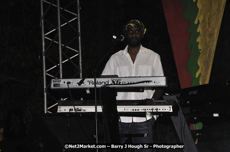 Rootz Underground @ Red Stripe Reggae Sumfest 2008 International Night 2, Catherine Hall, Montego Bay - Saturday, July 19, 2008 - Reggae Sumfest 2008 July 13 - July 19, 2008 - Photographs by Net2Market.com - Barry J. Hough Sr. Photojournalist/Photograper - Photographs taken with a Nikon D300 - Negril Travel Guide, Negril Jamaica WI - http://www.negriltravelguide.com - info@negriltravelguide.com...!