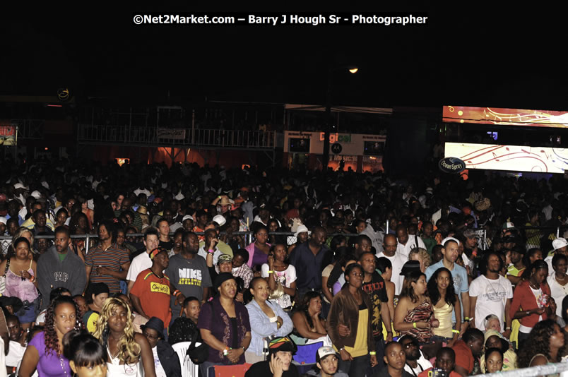 T - Pain @ Red Stripe Reggae Sumfest 2008 International Night 2, Catherine Hall, Montego Bay - Saturday, July 19, 2008 - Reggae Sumfest 2008 July 13 - July 19, 2008 - Photographs by Net2Market.com - Barry J. Hough Sr. Photojournalist/Photograper - Photographs taken with a Nikon D300 - Negril Travel Guide, Negril Jamaica WI - http://www.negriltravelguide.com - info@negriltravelguide.com...!