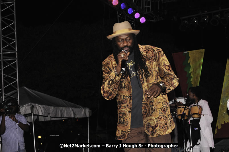 Tarrus Riley @ Red Stripe Reggae Sumfest 2008 International Night 2, Catherine Hall, Montego Bay - Saturday, July 19, 2008 - Reggae Sumfest 2008 July 13 - July 19, 2008 - Photographs by Net2Market.com - Barry J. Hough Sr. Photojournalist/Photograper - Photographs taken with a Nikon D300 - Negril Travel Guide, Negril Jamaica WI - http://www.negriltravelguide.com - info@negriltravelguide.com...!