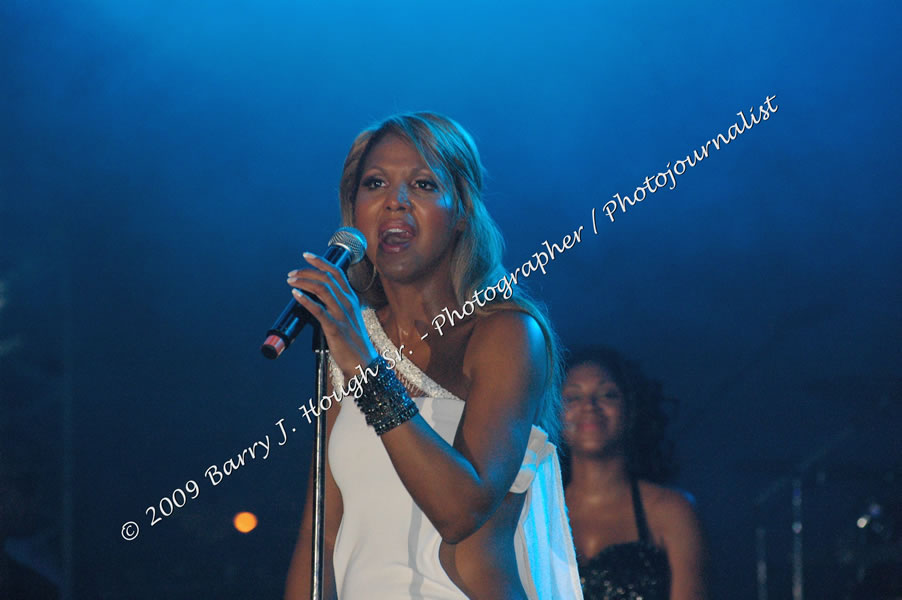 Toni Braxton @ Reggae Sumfest 2009 - International Night 2 - Reggae Sumfest 2009,Catherine Hall, Montego Bay, St. James, Jamaica W.I. - Saturday, July 25, 2009 - Reggae Sumfest 2009, July 19 - 25, 2009 - Photographs by Net2Market.com - Barry J. Hough Sr. Photojournalist/Photograper - Photographs taken with a Nikon D70, D100, or D300 - Negril Travel Guide, Negril Jamaica WI - http://www.negriltravelguide.com - info@negriltravelguide.com...!