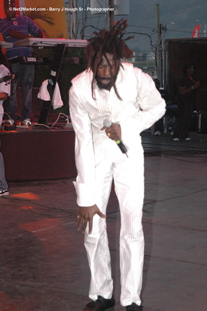 Buju Banton - Red Stripe Reggae Sumfest 2006 - The Summit - Jamaica's Greatest, The World's Best - Saturday, July 22, 2006 - Montego Bay, Jamaica - Negril Travel Guide, Negril Jamaica WI - http://www.negriltravelguide.com - info@negriltravelguide.com...!