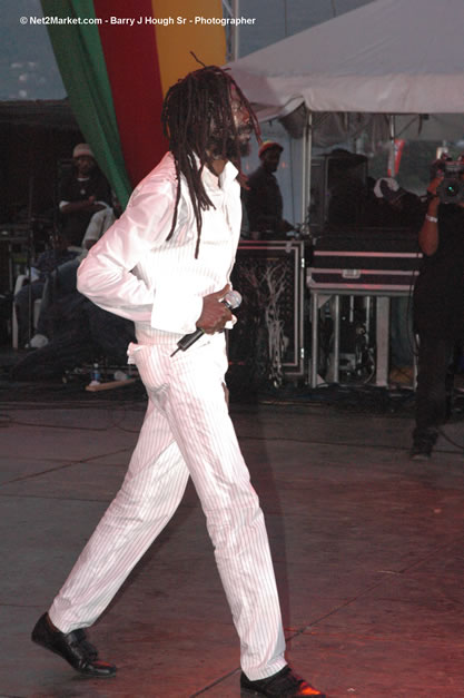 Buju Banton - Red Stripe Reggae Sumfest 2006 - The Summit - Jamaica's Greatest, The World's Best - Saturday, July 22, 2006 - Montego Bay, Jamaica - Negril Travel Guide, Negril Jamaica WI - http://www.negriltravelguide.com - info@negriltravelguide.com...!