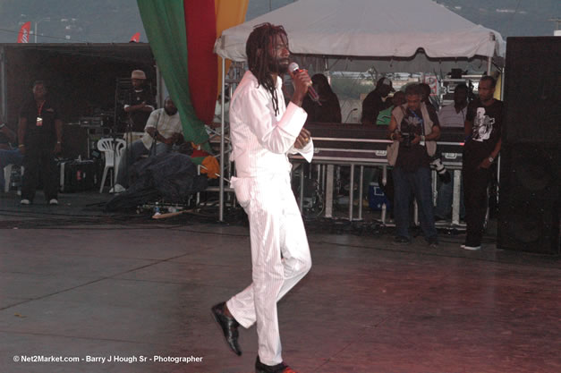 Buju Banton - Red Stripe Reggae Sumfest 2006 - The Summit - Jamaica's Greatest, The World's Best - Saturday, July 22, 2006 - Montego Bay, Jamaica - Negril Travel Guide, Negril Jamaica WI - http://www.negriltravelguide.com - info@negriltravelguide.com...!