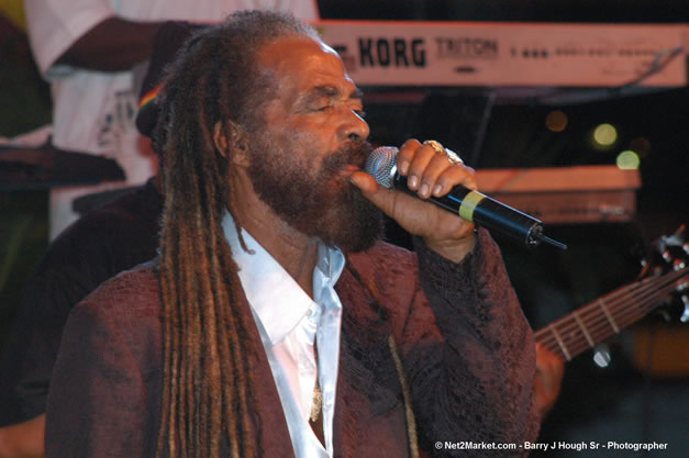 John Holt Recipient of Reggae Sumfest Lifetime Award - Ignition - The Internation Fire Blazes - Friday, July 21, 2006 - Montego Bay, Jamaica - Negril Travel Guide, Negril Jamaica WI - http://www.negriltravelguide.com - info@negriltravelguide.com...!