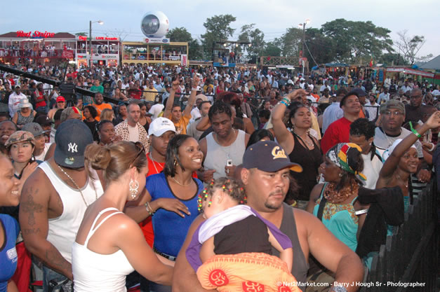 Venue - Audience at Red Stripe Reggae Sumfest 2006 - The Summit - Jamaica's Greatest, The World's Best - Saturday, July 22, 2006 - Montego Bay, Jamaica - Negril Travel Guide, Negril Jamaica WI - http://www.negriltravelguide.com - info@negriltravelguide.com...!