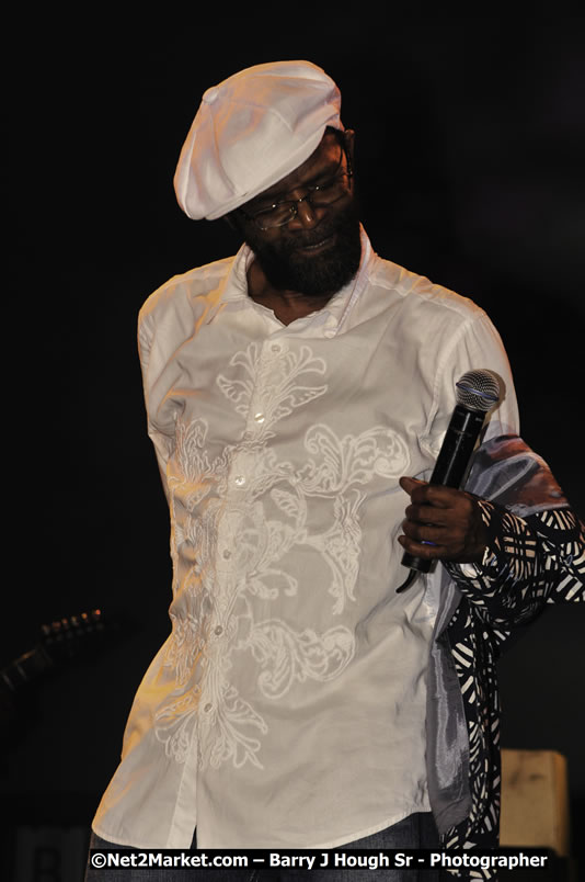 Beres Hammond @ Reggae Sumfest 2008 International Night 2, Catherine Hall, Montego Bay - Saturday, July 19, 2008 - Reggae Sumfest 2008 July 13 - July 19, 2008 - Photographs by Net2Market.com - Barry J. Hough Sr. Photojournalist/Photograper - Photographs taken with a Nikon D300 - Negril Travel Guide, Negril Jamaica WI - http://www.negriltravelguide.com - info@negriltravelguide.com...!