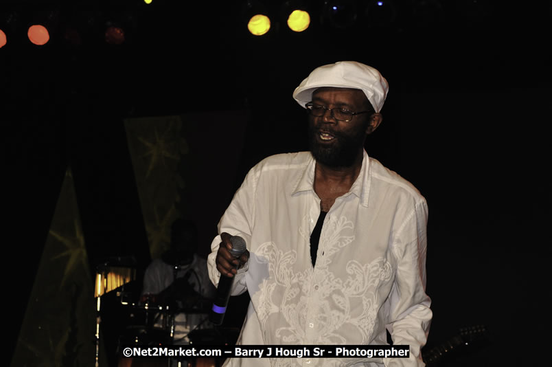 Beres Hammond @ Reggae Sumfest 2008 International Night 2, Catherine Hall, Montego Bay - Saturday, July 19, 2008 - Reggae Sumfest 2008 July 13 - July 19, 2008 - Photographs by Net2Market.com - Barry J. Hough Sr. Photojournalist/Photograper - Photographs taken with a Nikon D300 - Negril Travel Guide, Negril Jamaica WI - http://www.negriltravelguide.com - info@negriltravelguide.com...!