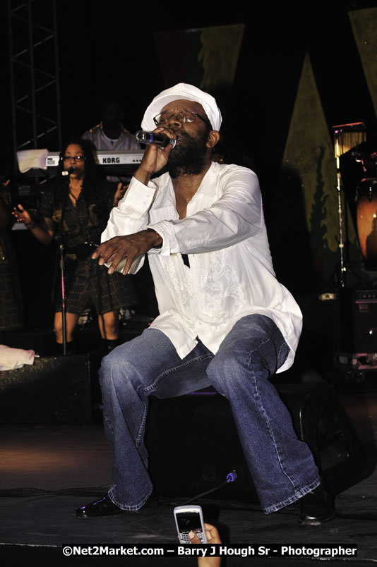 Beres Hammond @ Reggae Sumfest 2008 International Night 2, Catherine Hall, Montego Bay - Saturday, July 19, 2008 - Reggae Sumfest 2008 July 13 - July 19, 2008 - Photographs by Net2Market.com - Barry J. Hough Sr. Photojournalist/Photograper - Photographs taken with a Nikon D300 - Negril Travel Guide, Negril Jamaica WI - http://www.negriltravelguide.com - info@negriltravelguide.com...!