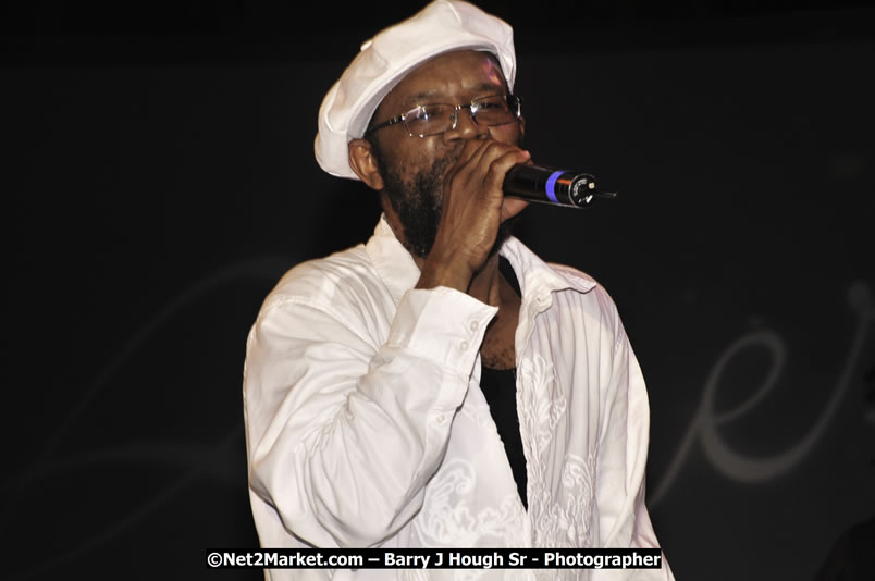 Beres Hammond @ Reggae Sumfest 2008 International Night 2, Catherine Hall, Montego Bay - Saturday, July 19, 2008 - Reggae Sumfest 2008 July 13 - July 19, 2008 - Photographs by Net2Market.com - Barry J. Hough Sr. Photojournalist/Photograper - Photographs taken with a Nikon D300 - Negril Travel Guide, Negril Jamaica WI - http://www.negriltravelguide.com - info@negriltravelguide.com...!