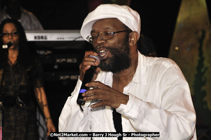 Beres Hammond @ Reggae Sumfest 2008 International Night 2, Catherine Hall, Montego Bay - Saturday, July 19, 2008 - Reggae Sumfest 2008 July 13 - July 19, 2008 - Photographs by Net2Market.com - Barry J. Hough Sr. Photojournalist/Photograper - Photographs taken with a Nikon D300 - Negril Travel Guide, Negril Jamaica WI - http://www.negriltravelguide.com - info@negriltravelguide.com...!