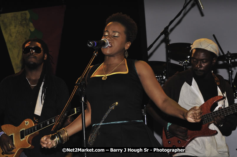 Etana @ Reggae Sumfest 2008 International Night 2, Catherine Hall, Montego Bay - Saturday, July 19, 2008 - Reggae Sumfest 2008 July 13 - July 19, 2008 - Photographs by Net2Market.com - Barry J. Hough Sr. Photojournalist/Photograper - Photographs taken with a Nikon D300 - Negril Travel Guide, Negril Jamaica WI - http://www.negriltravelguide.com - info@negriltravelguide.com...!