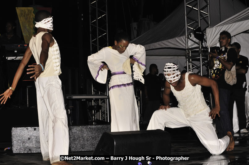 Etana @ Reggae Sumfest 2008 International Night 2, Catherine Hall, Montego Bay - Saturday, July 19, 2008 - Reggae Sumfest 2008 July 13 - July 19, 2008 - Photographs by Net2Market.com - Barry J. Hough Sr. Photojournalist/Photograper - Photographs taken with a Nikon D300 - Negril Travel Guide, Negril Jamaica WI - http://www.negriltravelguide.com - info@negriltravelguide.com...!