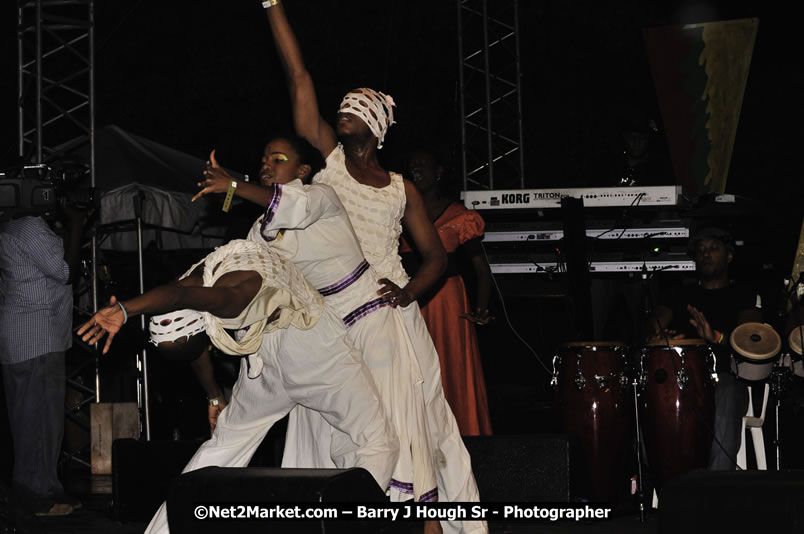 Etana @ Reggae Sumfest 2008 International Night 2, Catherine Hall, Montego Bay - Saturday, July 19, 2008 - Reggae Sumfest 2008 July 13 - July 19, 2008 - Photographs by Net2Market.com - Barry J. Hough Sr. Photojournalist/Photograper - Photographs taken with a Nikon D300 - Negril Travel Guide, Negril Jamaica WI - http://www.negriltravelguide.com - info@negriltravelguide.com...!