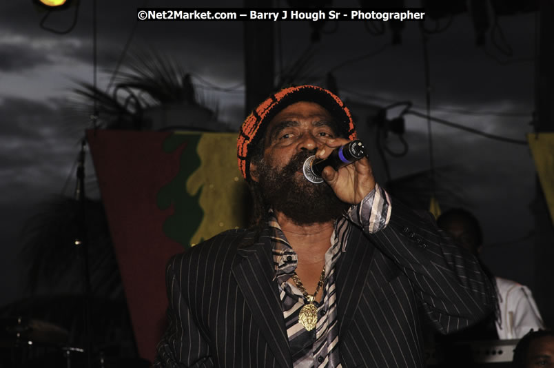 John Holt @ Reggae Sumfest 2008 International Night 2, Catherine Hall, Montego Bay - Saturday, July 19, 2008 - Reggae Sumfest 2008 July 13 - July 19, 2008 - Photographs by Net2Market.com - Barry J. Hough Sr. Photojournalist/Photograper - Photographs taken with a Nikon D300 - Negril Travel Guide, Negril Jamaica WI - http://www.negriltravelguide.com - info@negriltravelguide.com...!