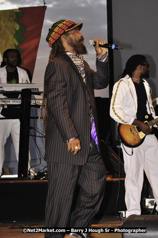 John Holt @ Reggae Sumfest 2008 International Night 2, Catherine Hall, Montego Bay - Saturday, July 19, 2008 - Reggae Sumfest 2008 July 13 - July 19, 2008 - Photographs by Net2Market.com - Barry J. Hough Sr. Photojournalist/Photograper - Photographs taken with a Nikon D300 - Negril Travel Guide, Negril Jamaica WI - http://www.negriltravelguide.com - info@negriltravelguide.com...!