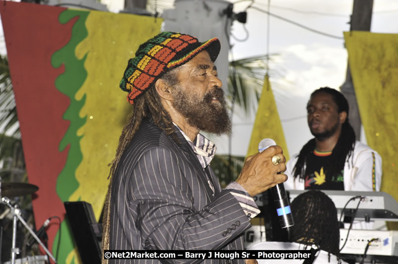 John Holt @ Reggae Sumfest 2008 International Night 2, Catherine Hall, Montego Bay - Saturday, July 19, 2008 - Reggae Sumfest 2008 July 13 - July 19, 2008 - Photographs by Net2Market.com - Barry J. Hough Sr. Photojournalist/Photograper - Photographs taken with a Nikon D300 - Negril Travel Guide, Negril Jamaica WI - http://www.negriltravelguide.com - info@negriltravelguide.com...!