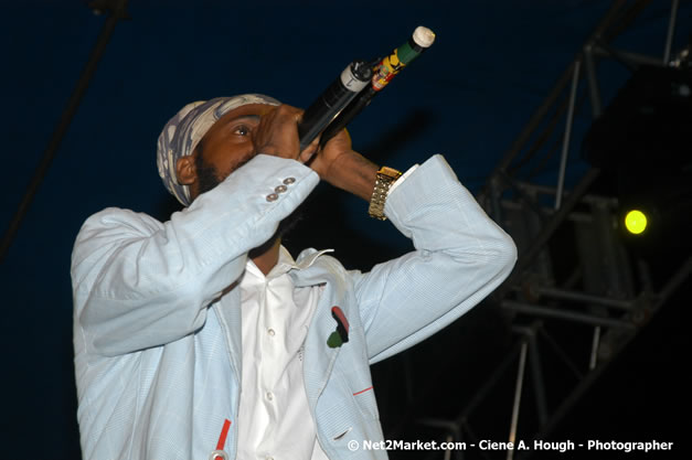 Lutan Fyah - Smile Jamaica, Nine Miles, St Anns, Jamaica - Saturday, February 10, 2007 - The Smile Jamaica Concert, a symbolic homecoming in Bob Marley's birthplace of Nine Miles - Negril Travel Guide, Negril Jamaica WI - http://www.negriltravelguide.com - info@negriltravelguide.com...!