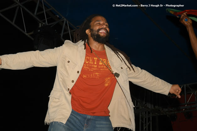 The Marley Brother's - Damian, Stephen, Julian, and Kimani - Smile Jamaica, Nine Miles, St Anns, Jamaica - Saturday, February 10, 2007 - The Smile Jamaica Concert, a symbolic homecoming in Bob Marley's birthplace of Nine Miles - Negril Travel Guide, Negril Jamaica WI - http://www.negriltravelguide.com - info@negriltravelguide.com...!