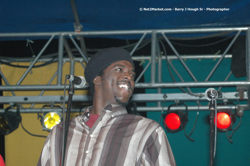 Wayne Marshall - Smile Jamaica, Nine Miles, St Anns, Jamaica - Saturday, February 10, 2007 - The Smile Jamaica Concert, a symbolic homecoming in Bob Marley's birthplace of Nine Miles - Negril Travel Guide, Negril Jamaica WI - http://www.negriltravelguide.com - info@negriltravelguide.com...!