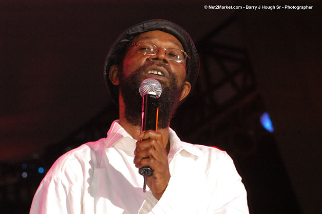 Beres Hammond - Red Stripe Reggae Sumfest 2006 - The Summit - Jamaica's Greatest, The World's Best - Saturday, July 22, 2006 - Montego Bay, Jamaica - Negril Travel Guide, Negril Jamaica WI - http://www.negriltravelguide.com - info@negriltravelguide.com...!