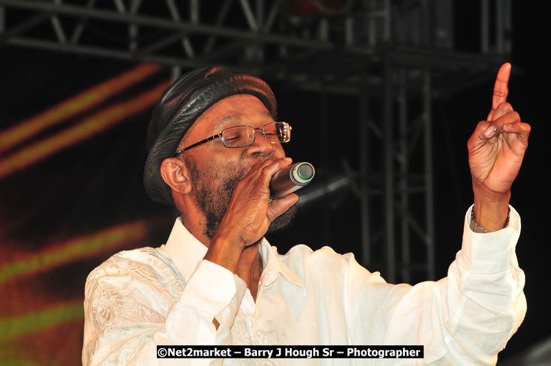 Beres Hammond @ Unite The People An International Reggae Fest, Featuring: Beres Hammond, Coco T, Queen Ifrica, Khalil, Cameal Davis, Iley Dread, Rochelle, Geoffrey Star, Ras Penco, Kool DeLoy, Otis Gayle, J.McKay, Tiney Winey, Venue at Norman Manley Boulevard, Negril, Westmoreland, Jamaica - Saturday, April 4, 2009 - Photographs by Net2Market.com - Barry J. Hough Sr, Photographer/Photojournalist - Negril Travel Guide, Negril Jamaica WI - http://www.negriltravelguide.com - info@negriltravelguide.com...!