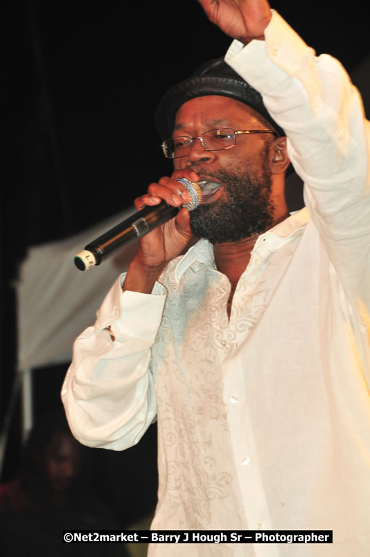 Beres Hammond @ Unite The People An International Reggae Fest, Featuring: Beres Hammond, Coco T, Queen Ifrica, Khalil, Cameal Davis, Iley Dread, Rochelle, Geoffrey Star, Ras Penco, Kool DeLoy, Otis Gayle, J.McKay, Tiney Winey, Venue at Norman Manley Boulevard, Negril, Westmoreland, Jamaica - Saturday, April 4, 2009 - Photographs by Net2Market.com - Barry J. Hough Sr, Photographer/Photojournalist - Negril Travel Guide, Negril Jamaica WI - http://www.negriltravelguide.com - info@negriltravelguide.com...!